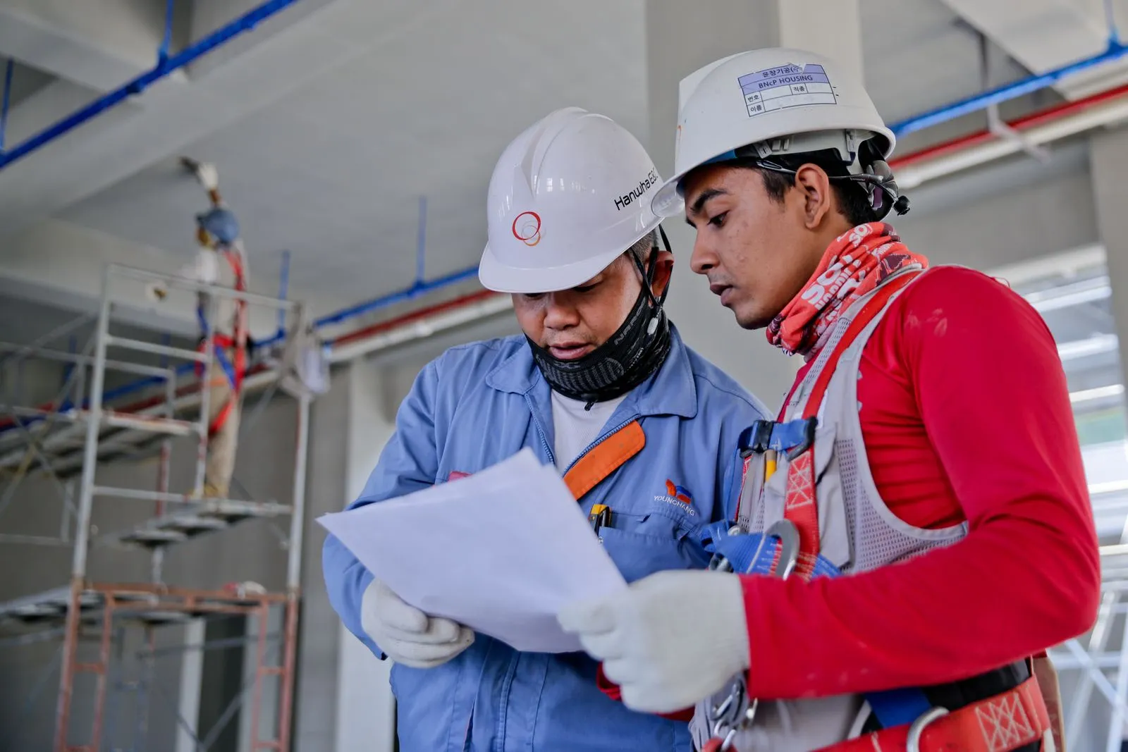 Contractor and finance advisor reviewing invoices for Seattle construction factoring
